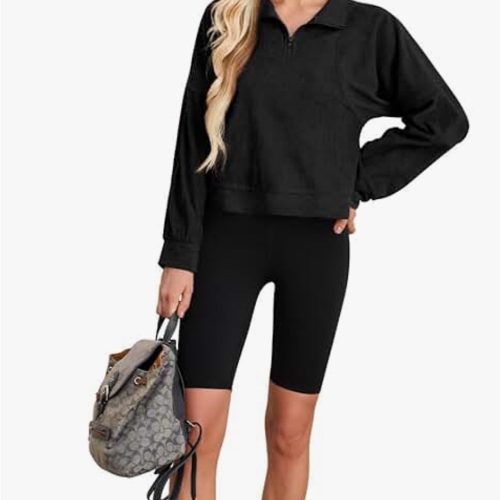 NWT-Comfortable Black Ribbed Crop Style Top. 
Classic Front pocket Small